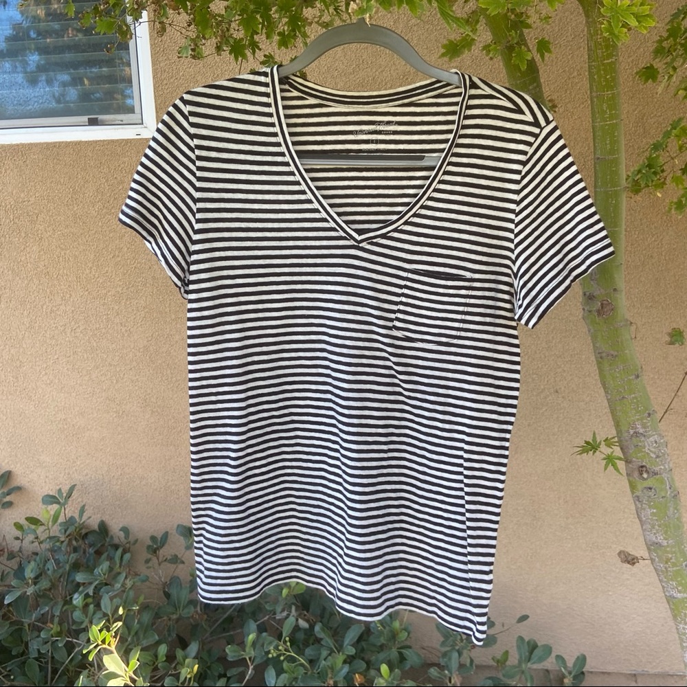 Universal threads black and white striped tee